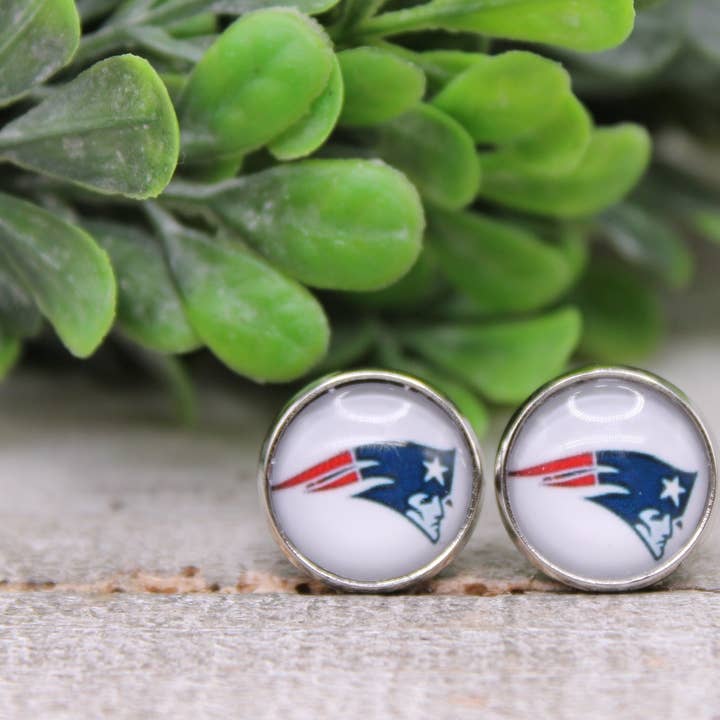 Patriots Fodbold || 12mm Glas Stud Øreringe || Hypoallergen for engroshandel hos Hylidae Boutique