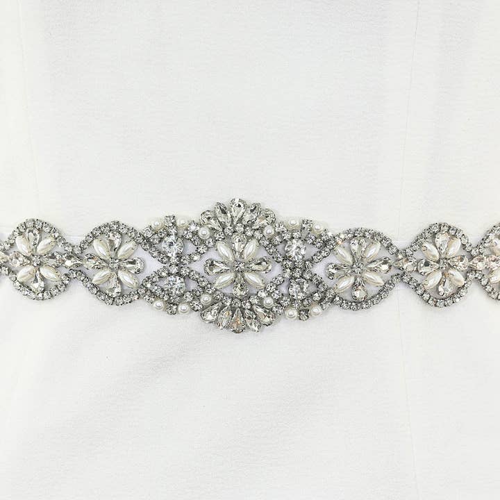Cintura da sposa S1001 con cristalli argentati e perle per la vendita all'ingrosso da parte di Farinosa Bridal