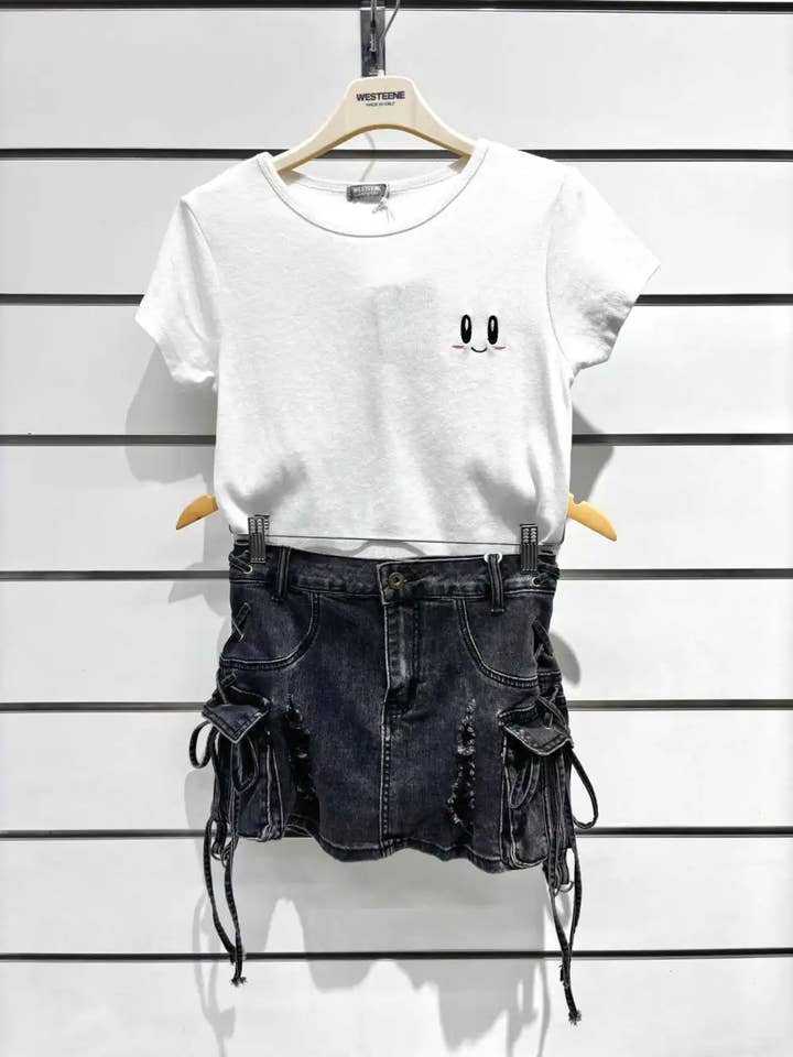 T-shirt aderente in cotone con scollo rotondo e dettagli ricamati per la vendita all'ingrosso da parte di Chilli Girl Collection