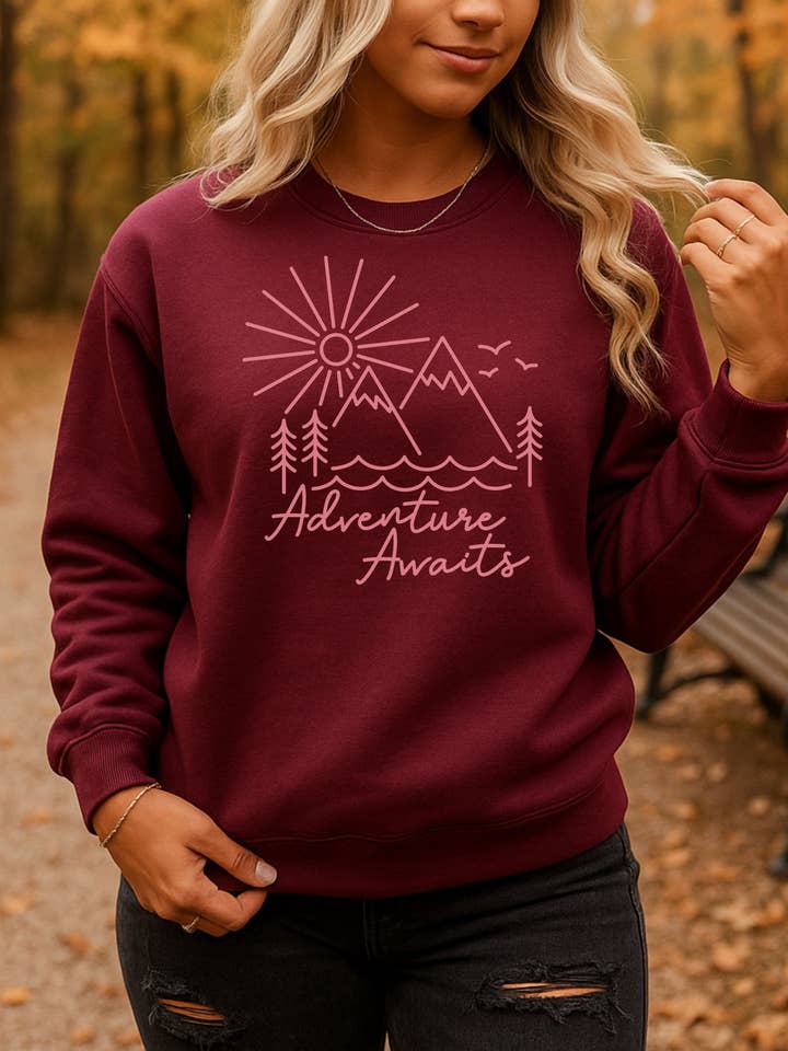 Sweatshirt Aventure Vous Attend, T-shirt Explorer Montagnes de Randonnée pour la vente par Gerdees