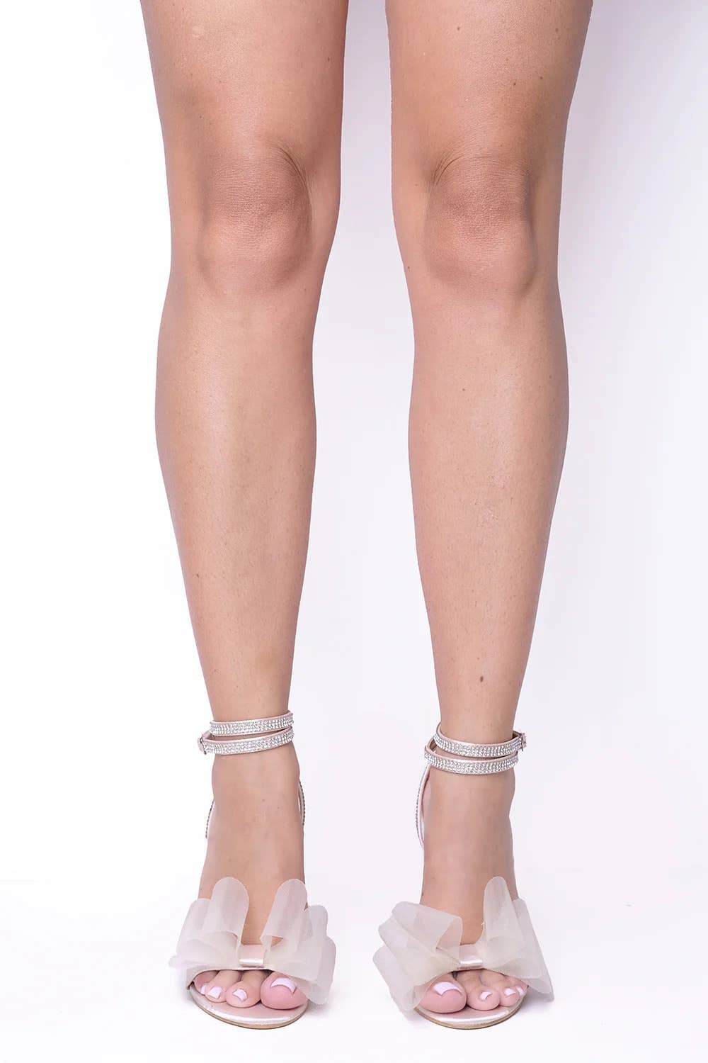 CHAMPAGNER-SATIN Damen-Sandaletten mit Absatz in Champagner, Mesh-Schleife und Diamantbesatz für den Großhandel auf Faire2