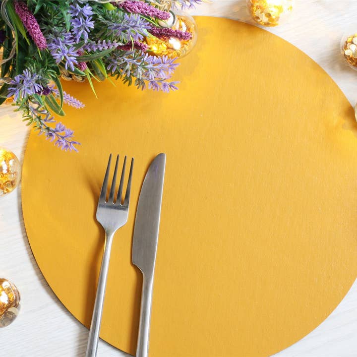 Sæt med 4 Elementary Sennep Leatherboard Runde Dækkeservietter 1 for engroshandel hos The Dapper House