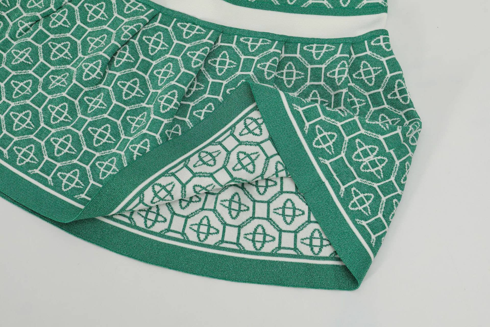 Verde Abito in Maglia 19Y con Bottoni di Perla e Finto Colletto Polo a V in vendita all'ingrosso su Faire12