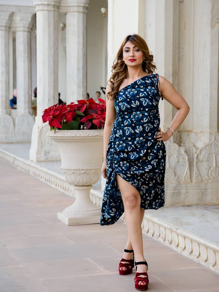 Robe asymétrique à imprimé carré indigo | Coton teint à la main pour la vente par Origin Pink