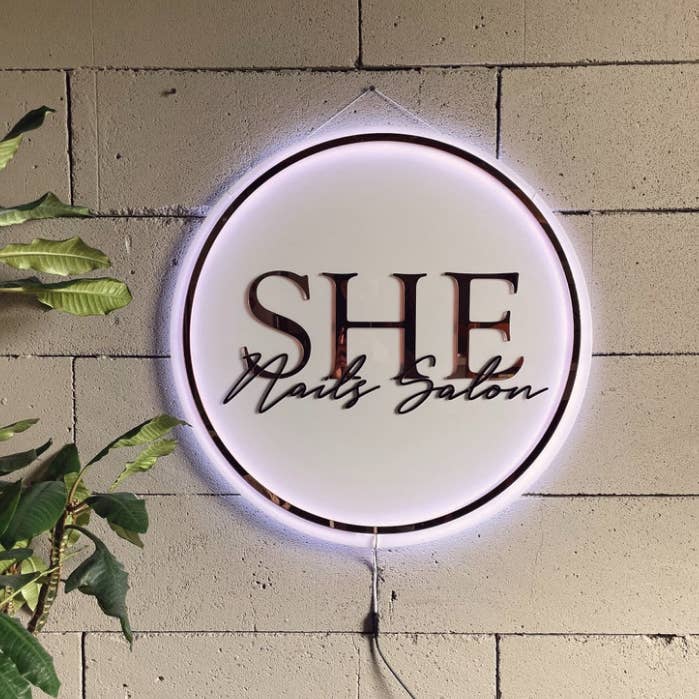 Glow Neon - Vente Enseignes néon - Panneau de qualité personnalisé avec néons, store business deco13