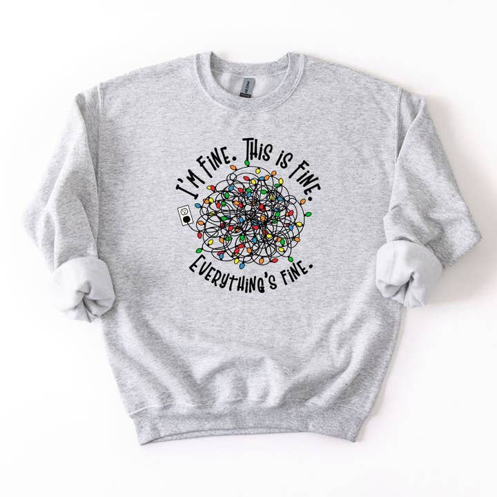 Jeg har det fint. Dette er fint. Alt er fint. Julehyggelig sweatshirt med rund hals. for engroshandel hos Fuzzy Loon Designs