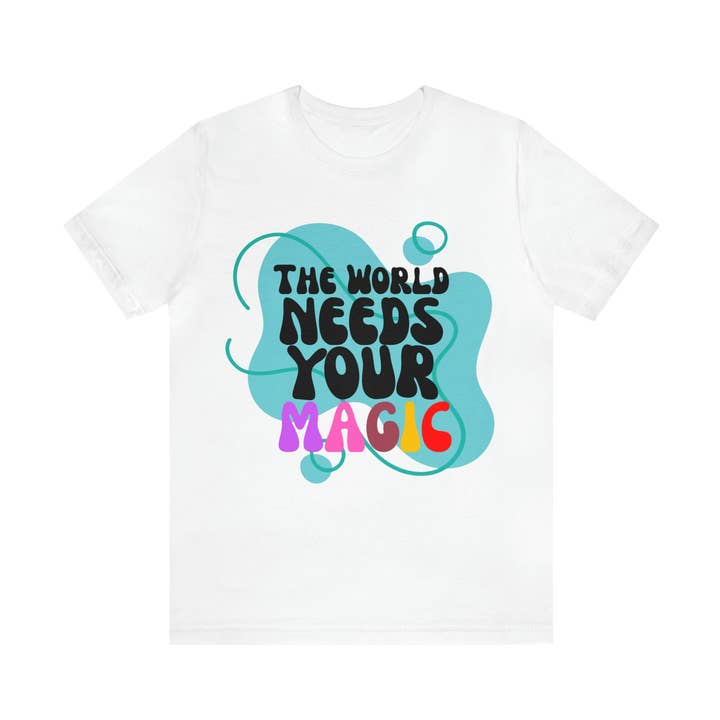 Le monde a besoin de ta chemise magique | T-shirt unisexe motivant pour la vente par The Beanie Shop