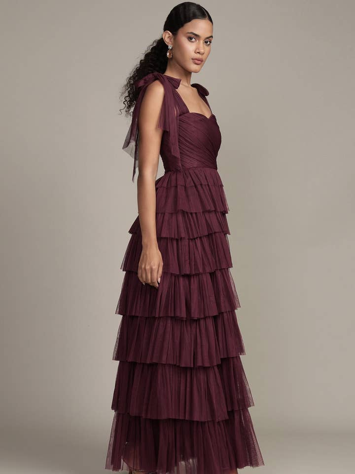 Abito lungo Ophelia color prugna con dettaglio in cravatta per la vendita all'ingrosso da parte di Lace & Beads