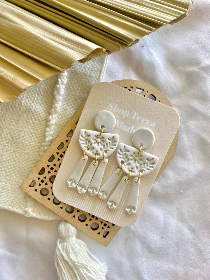 rosita oorbellen met daisy dangle voor wholesale door Terra Made