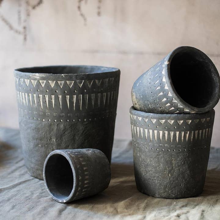 Rustic Reach - Wholesale Plant Pot - Black Pottery Cement Planter