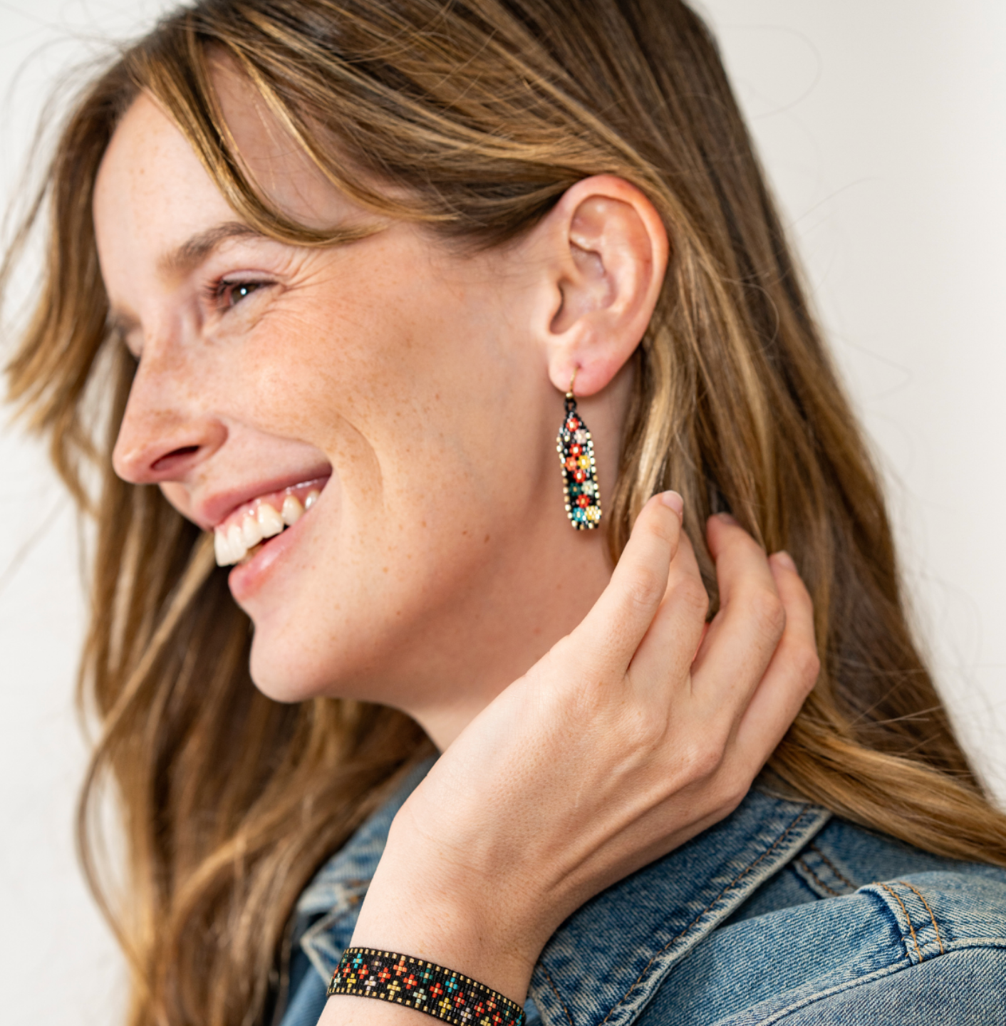 INK + ALLOY – Brincos de argola por atacado – Brinco Nadia Floral Design Petite Luxe Preto1