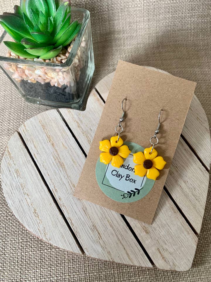 Solsikke øreringe, håndlavet fra polymer ler for engroshandel hos Pandora’s Clay Box