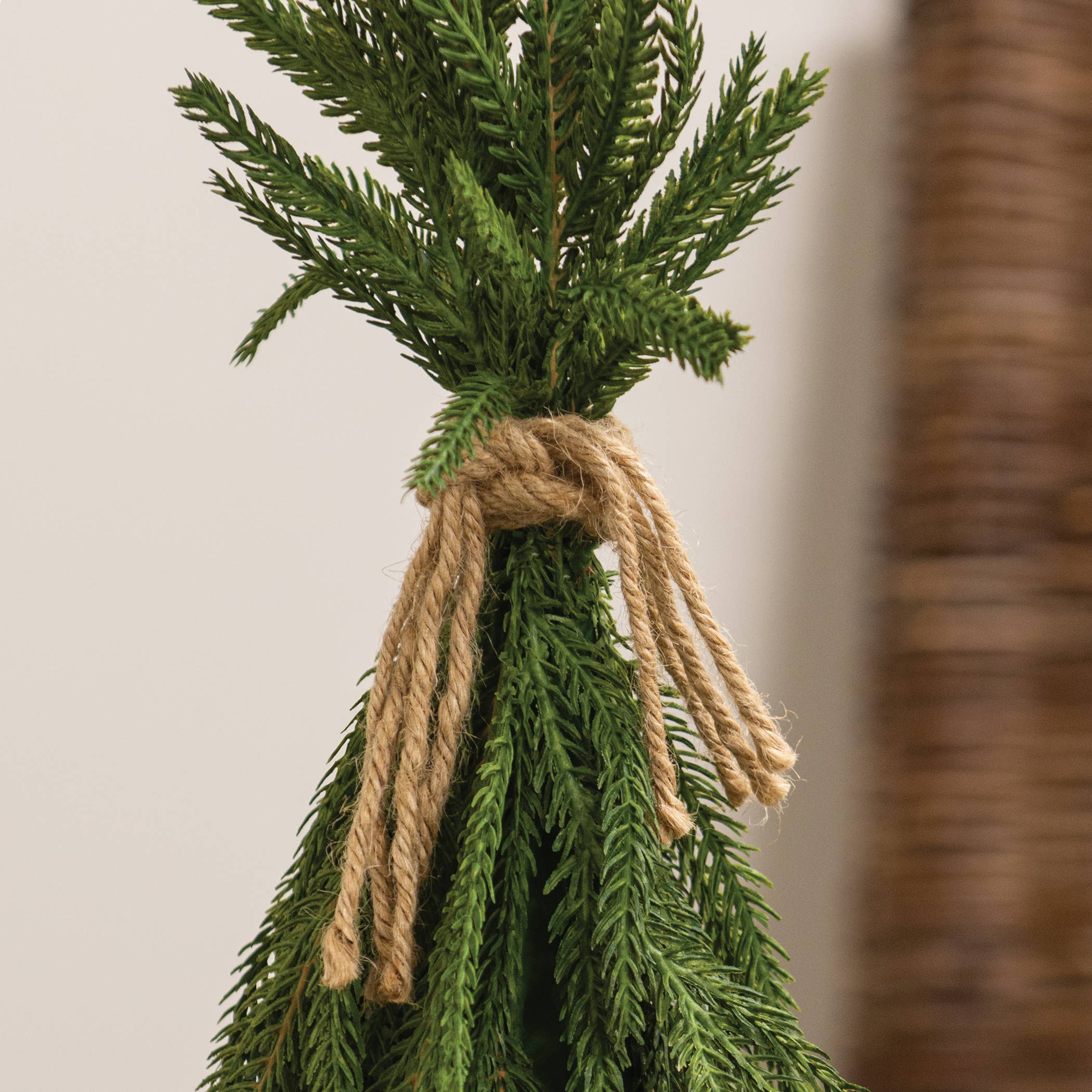 Saybrook Lane - Vente Sapin de Noël artificiel - Pin autrichien à toucher doux tombant dans un panier - 31"2