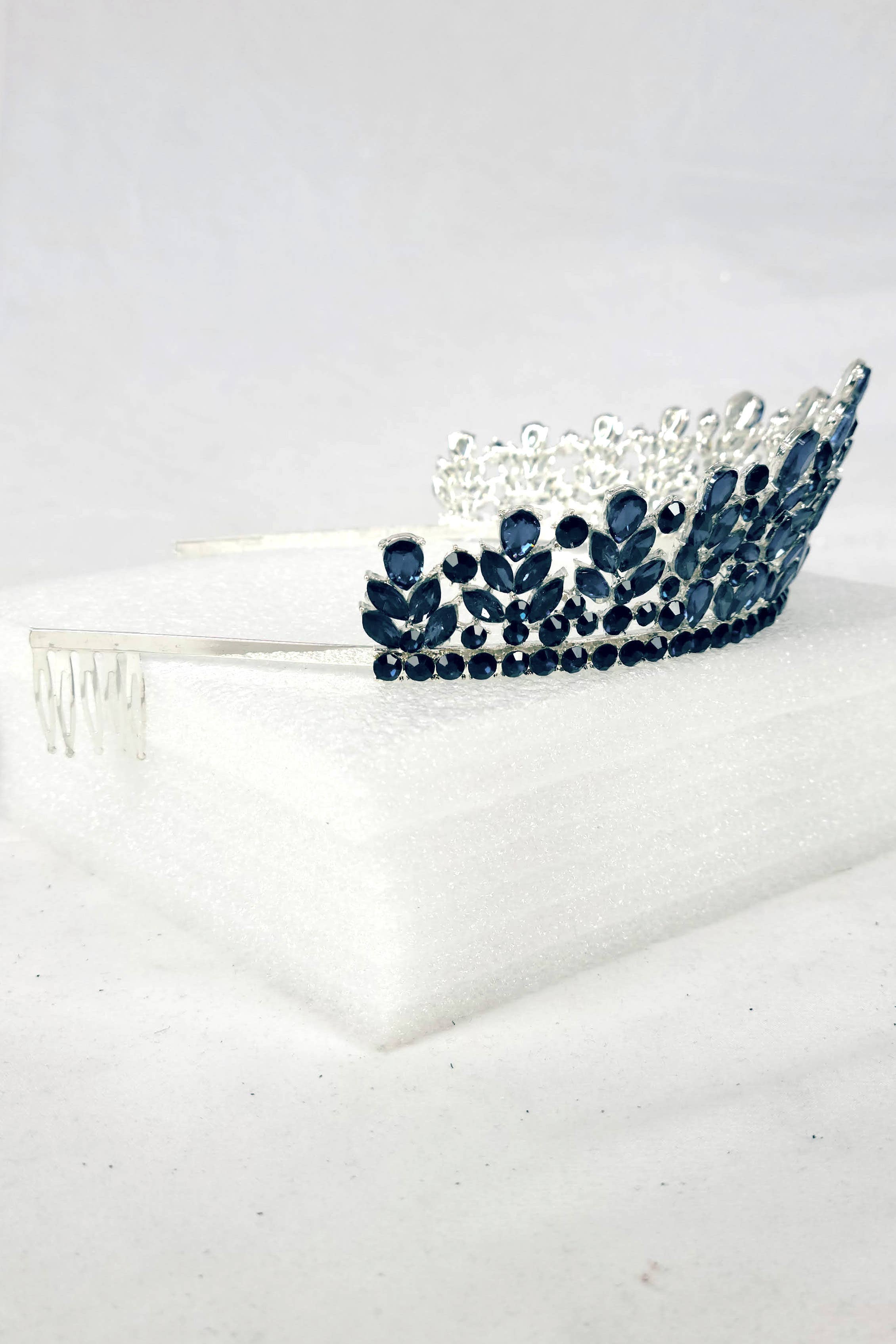 Chicas - Wholesale Tiara - Women's - Metal tiara with jewel rhinestones, one size fits all HT97119