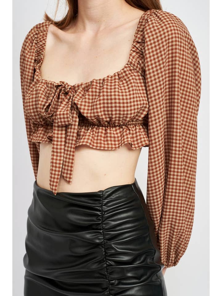 MARROM TOP RECORTADO DE ALGODÃO COM DECOTE QUADRADO E DETALHES DE BABADOS para venda a revendedores na Faire4