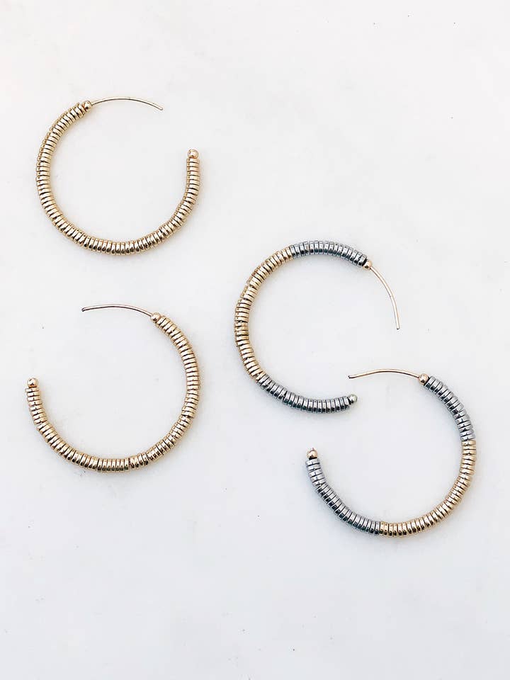 Staplade pärla Hoop Örhängen för wholesale av The Lucky Collective