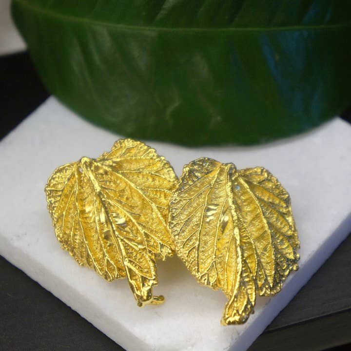 Boucles d'oreilles en argent sterling plaqué or feuille de mûrier pour la vente par Mother Nature Jewelry