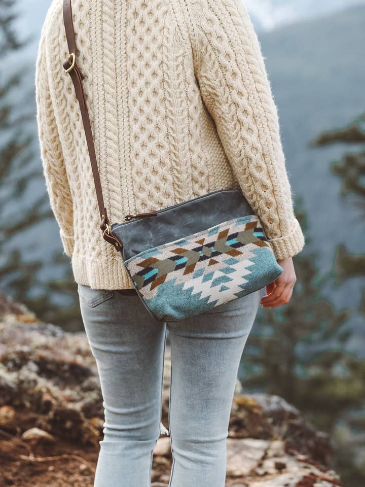 Sac bandoulière Tofino | Gris Aquarius pour la vente par Grace Design