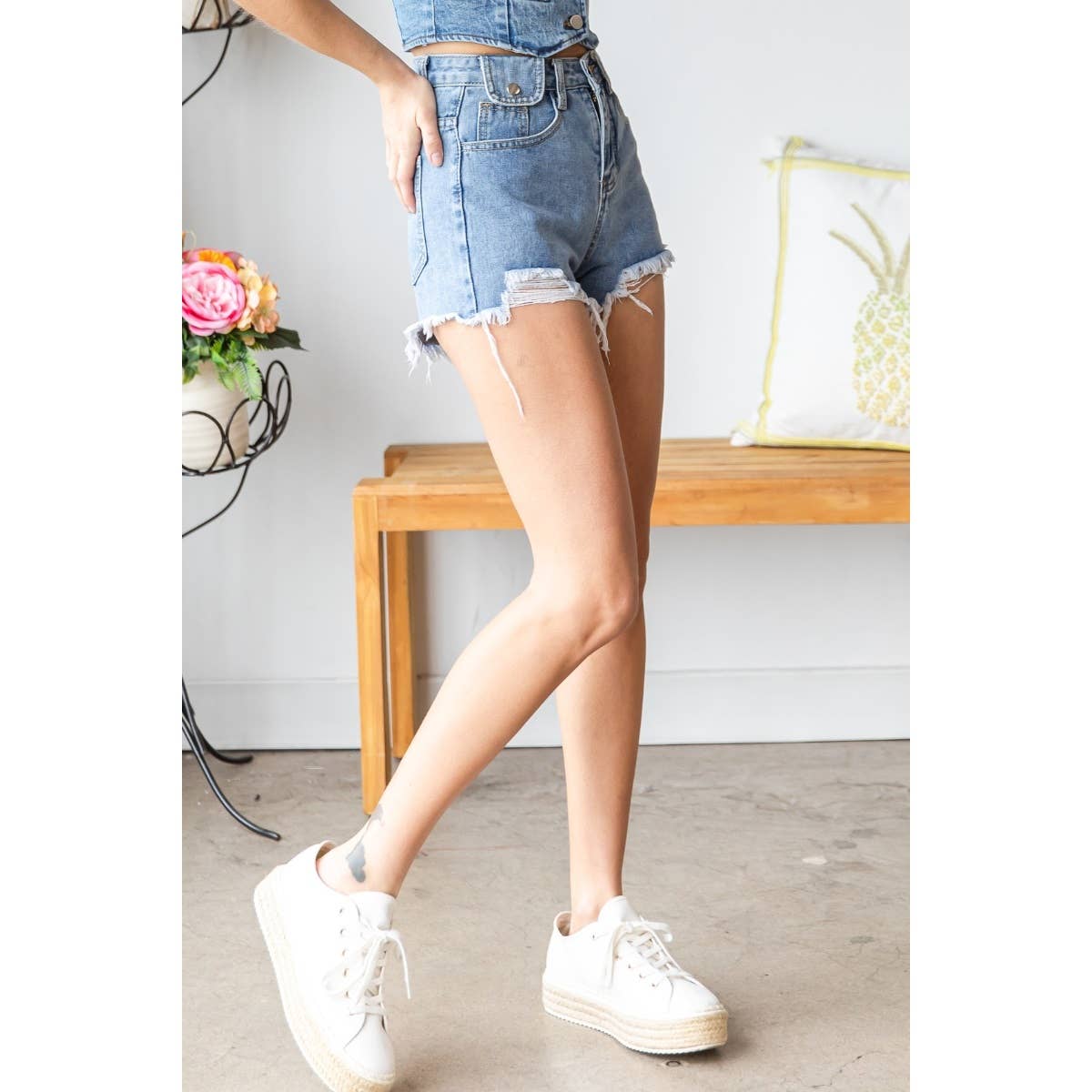 Denim LT Wash Short en jean à boucle et ceinture à rabat en vente sur Faire1