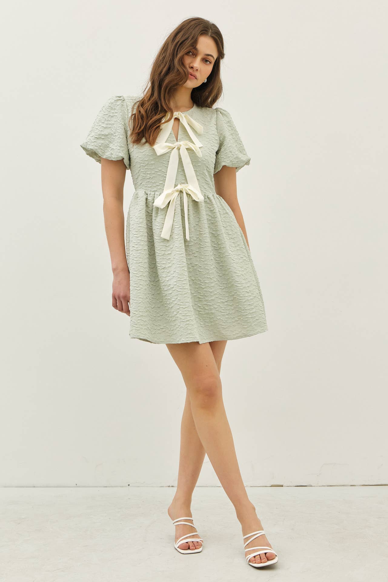 idem ditto – Großhandel Kleid – Damen – Mini-Kleid mit Bubbel-Textur, Schleifen-Detail vorne und Puffärmeln18