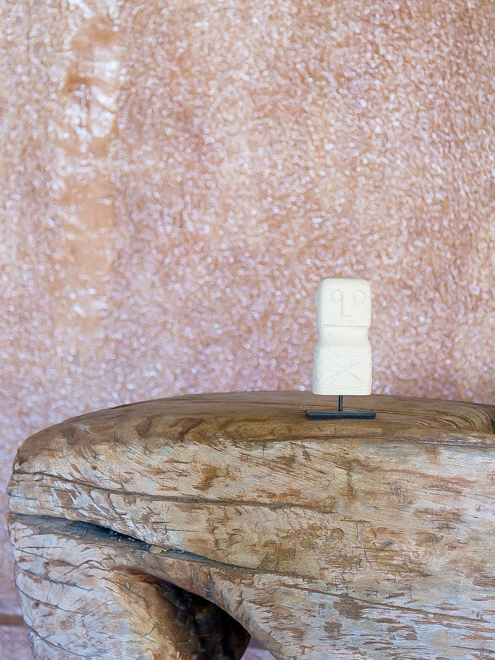 Sculpture en grès indonésien - Avec support pour la vente par Moanna Collective