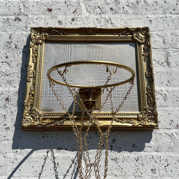 Hoops and Heritage - Vendita all'ingrosso Set di decorazioni da parete - Canestro da basket Gator bianco e oro1