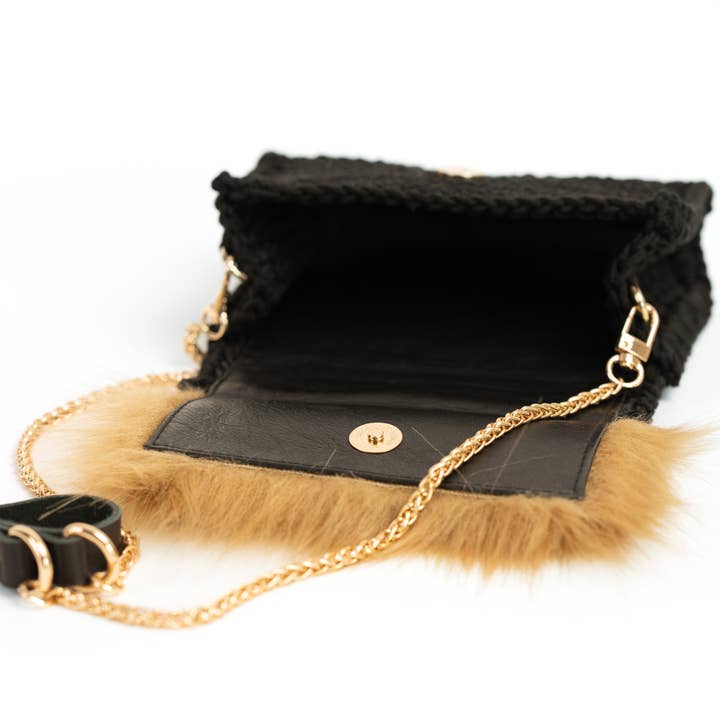 Zwarte leren schoudertas met imitatiebont voor wholesale door AND-selects Artisan Elegance