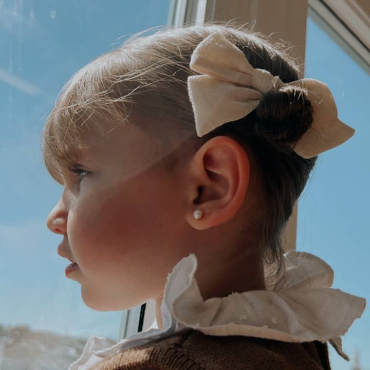 Soft texture bow small cream for wholesale by Le enfant