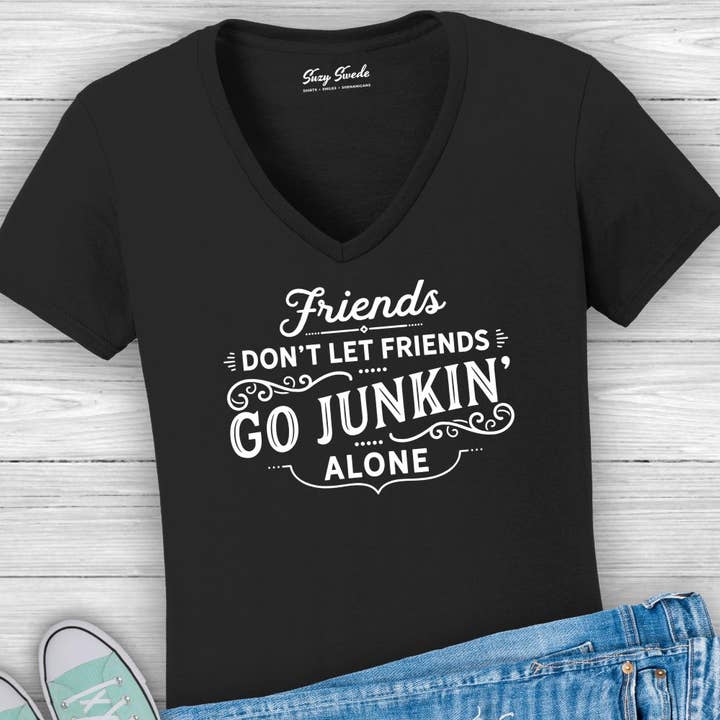 Venner lader ikke venner gå Junkin"Alone Ladies V-hals for engroshandel hos Suzy Swede
