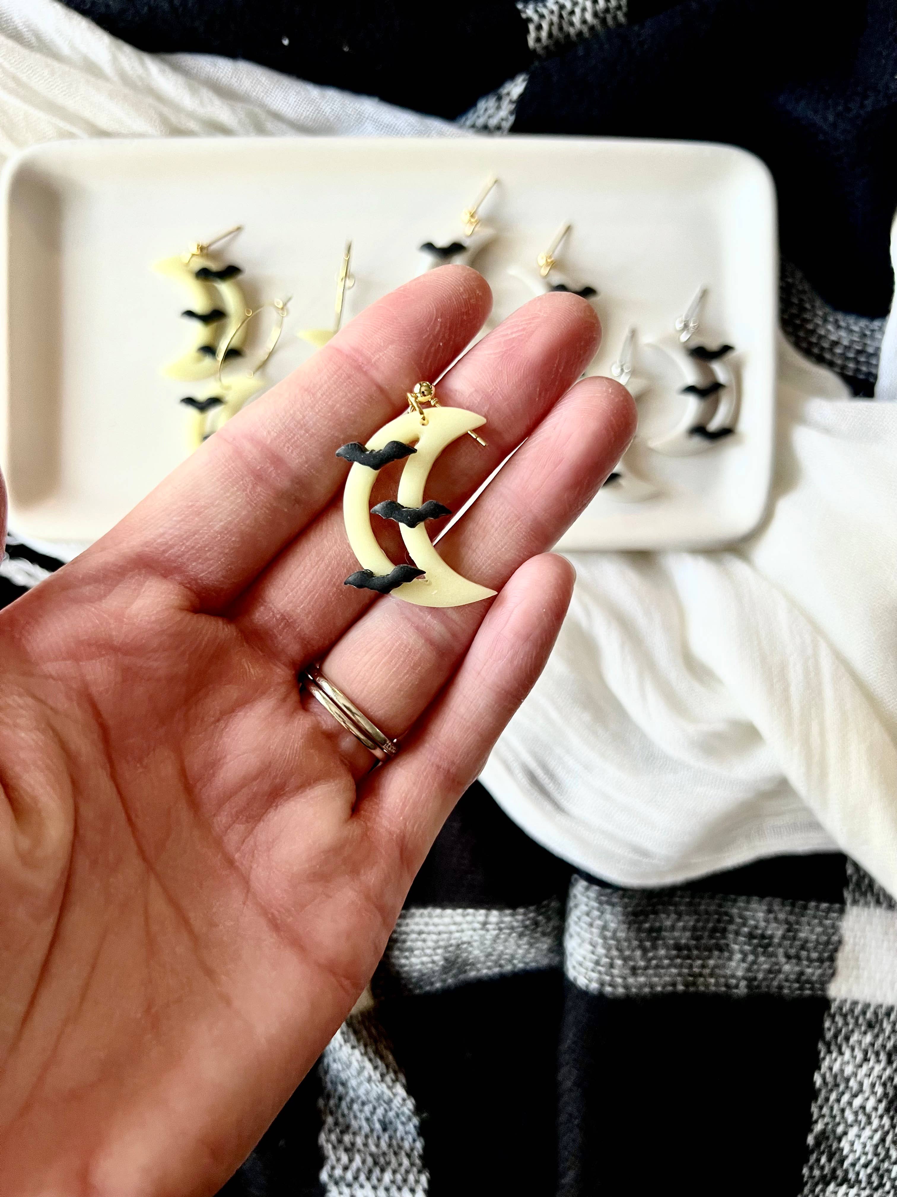 SeizeTheClayJewelry - Wholesale Hangende/ronde oorbellen - Vleermuis Maan Oorbellen, Maan Klei Oorbellen, Vleermuis Klei Oorbellen7