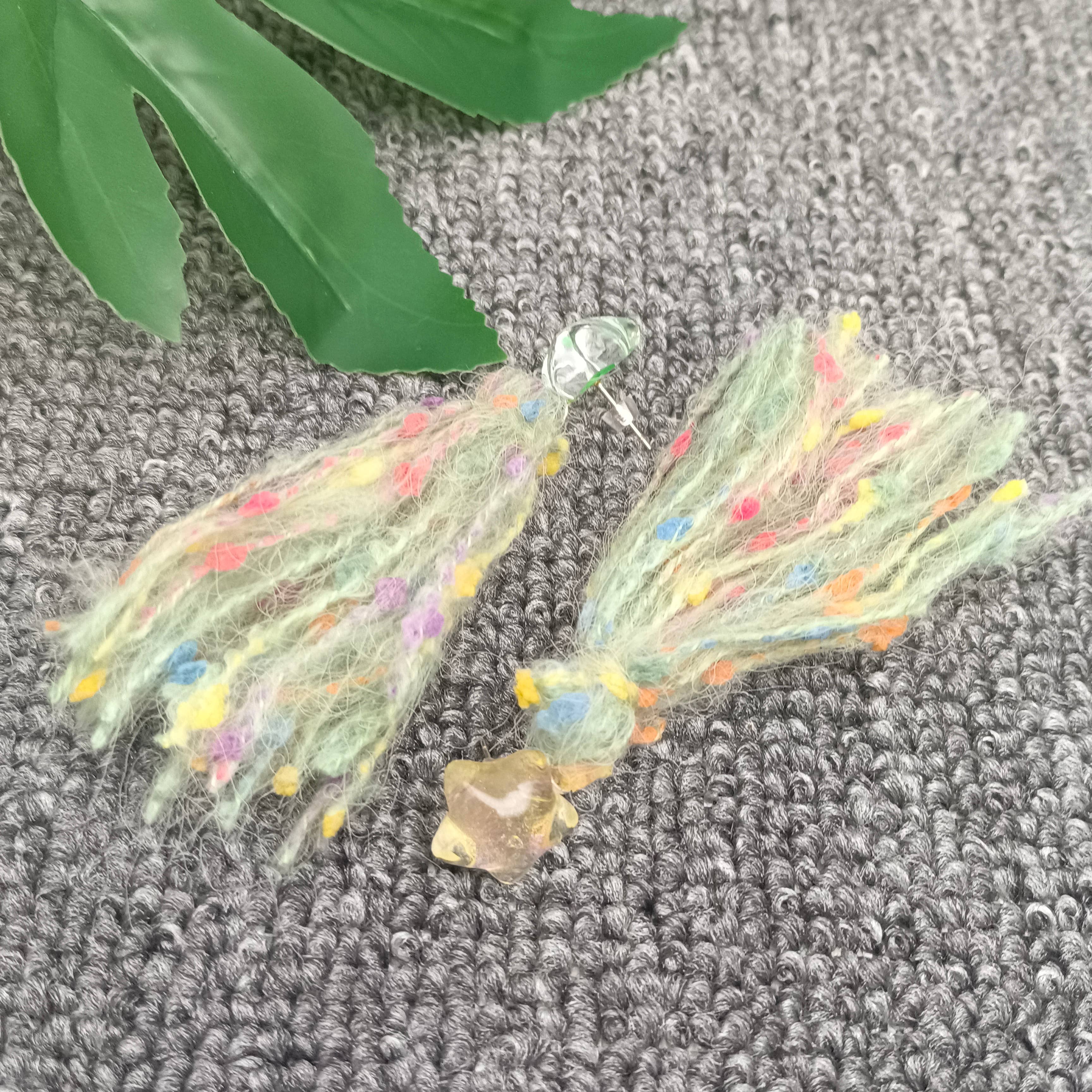 Mio Queena - Wholesale Kwastjesoorbellen - YK - Stervormige oorbellen met gekleurde katoendraad en kwastjes - B1