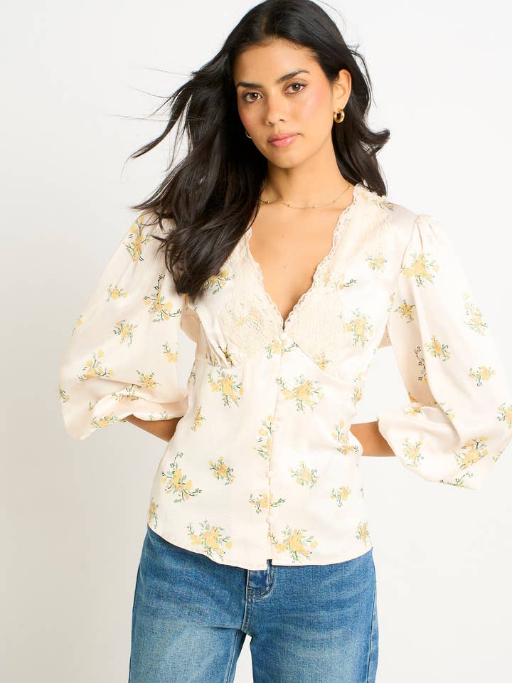 Bluse aus Satin mit Knopfleiste und Spitzenbesatz in Cremefarbe für den Großhandel von GINI LONDON