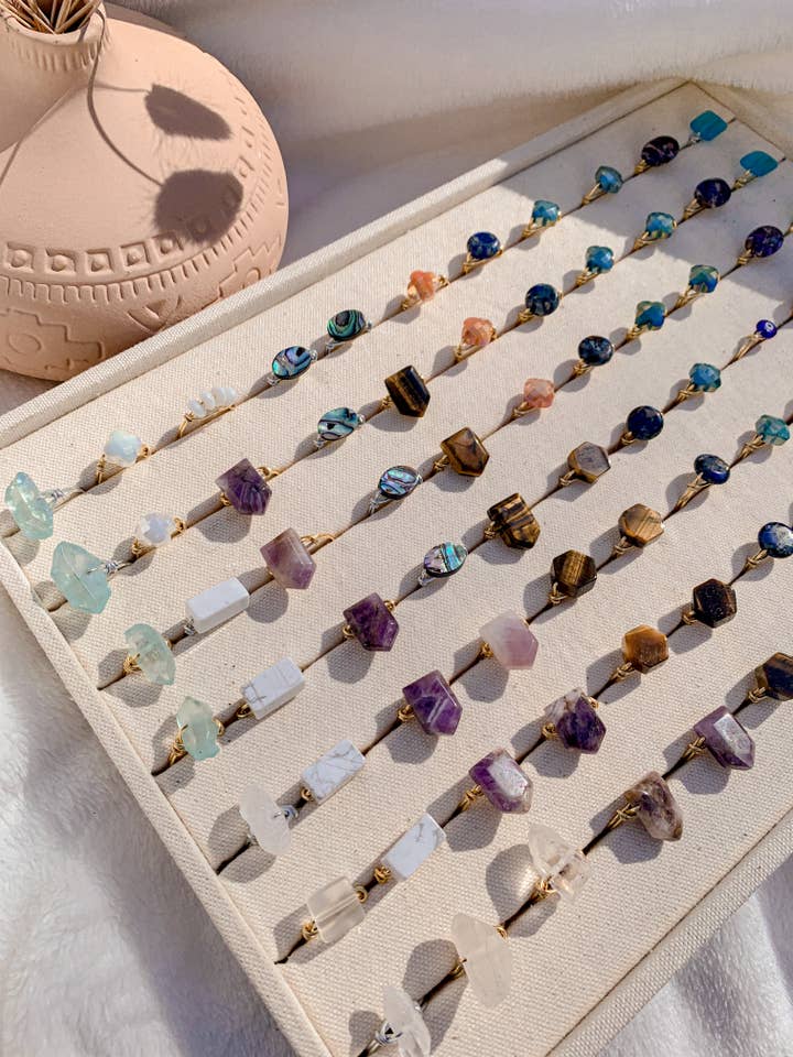 Verschiedene Kristallringe - Halb Tray für den Großhandel von Bijoux Boutique LLC