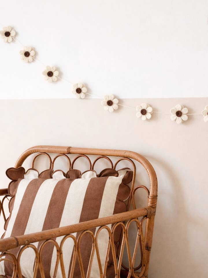 Ghirlanda Fiore in lana infeltrita - Colore Marrone per la vendita all'ingrosso da parte di Bee Boheme