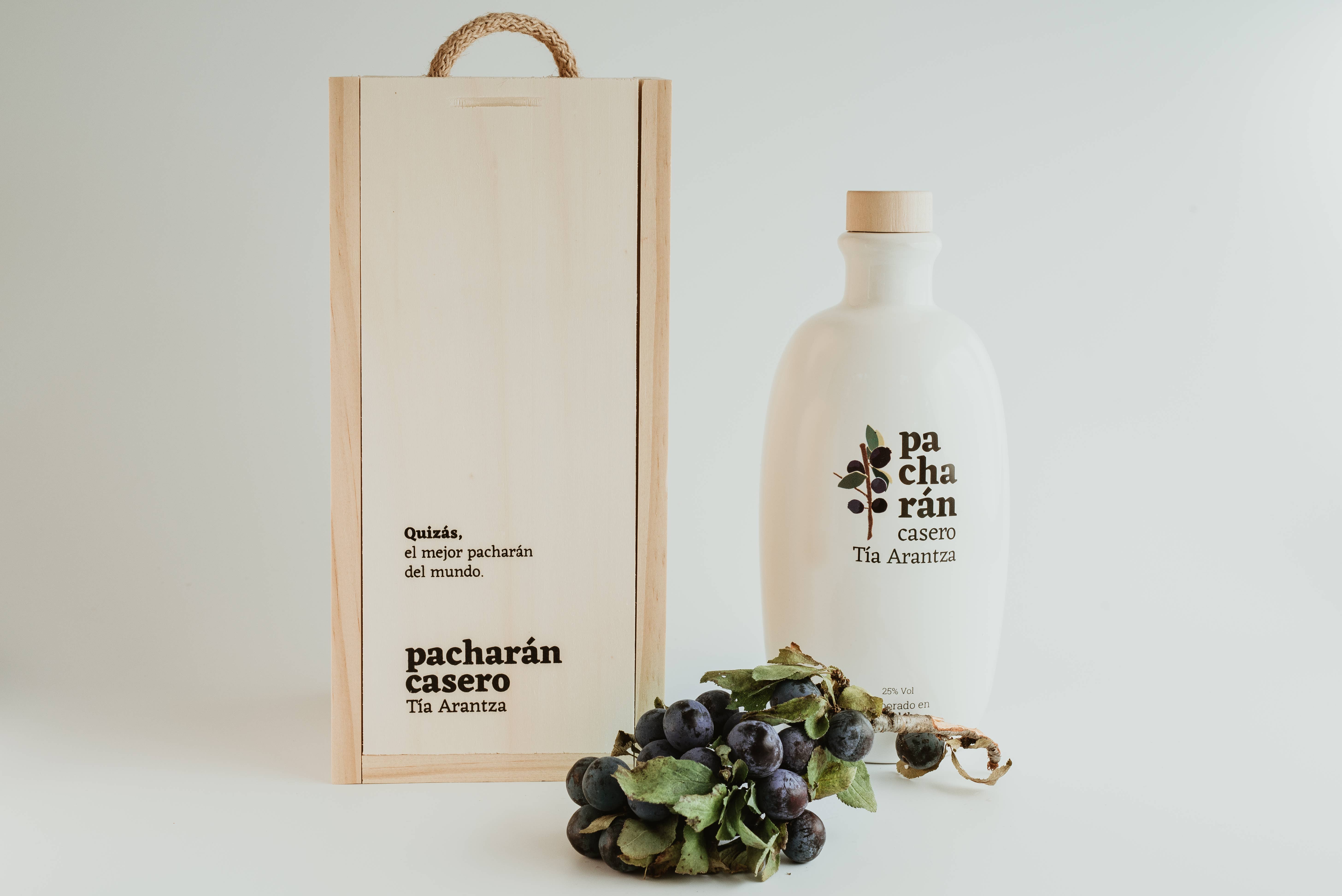 Pacharan Tía Arantza - Wholesale Liqueur - Wood Box + Pacharán Premium Tía Arantza 70 cl Vol 25º3