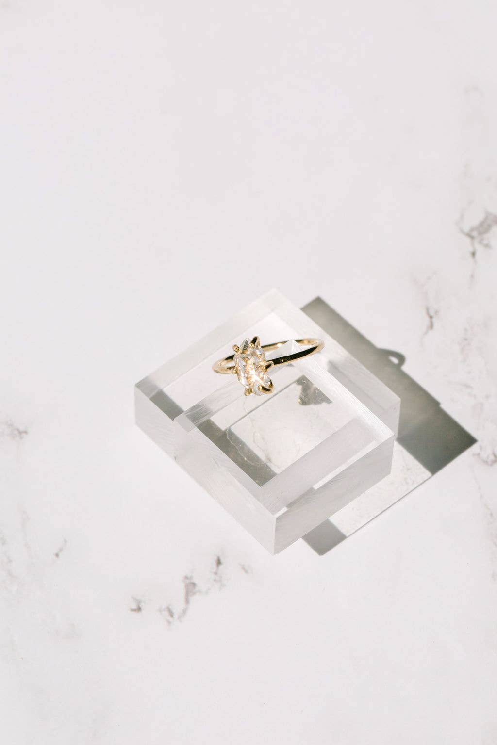 The Land of Salt – wholesale Solitairering – Ring med Herkimer-diamant i guldförgylld ram6