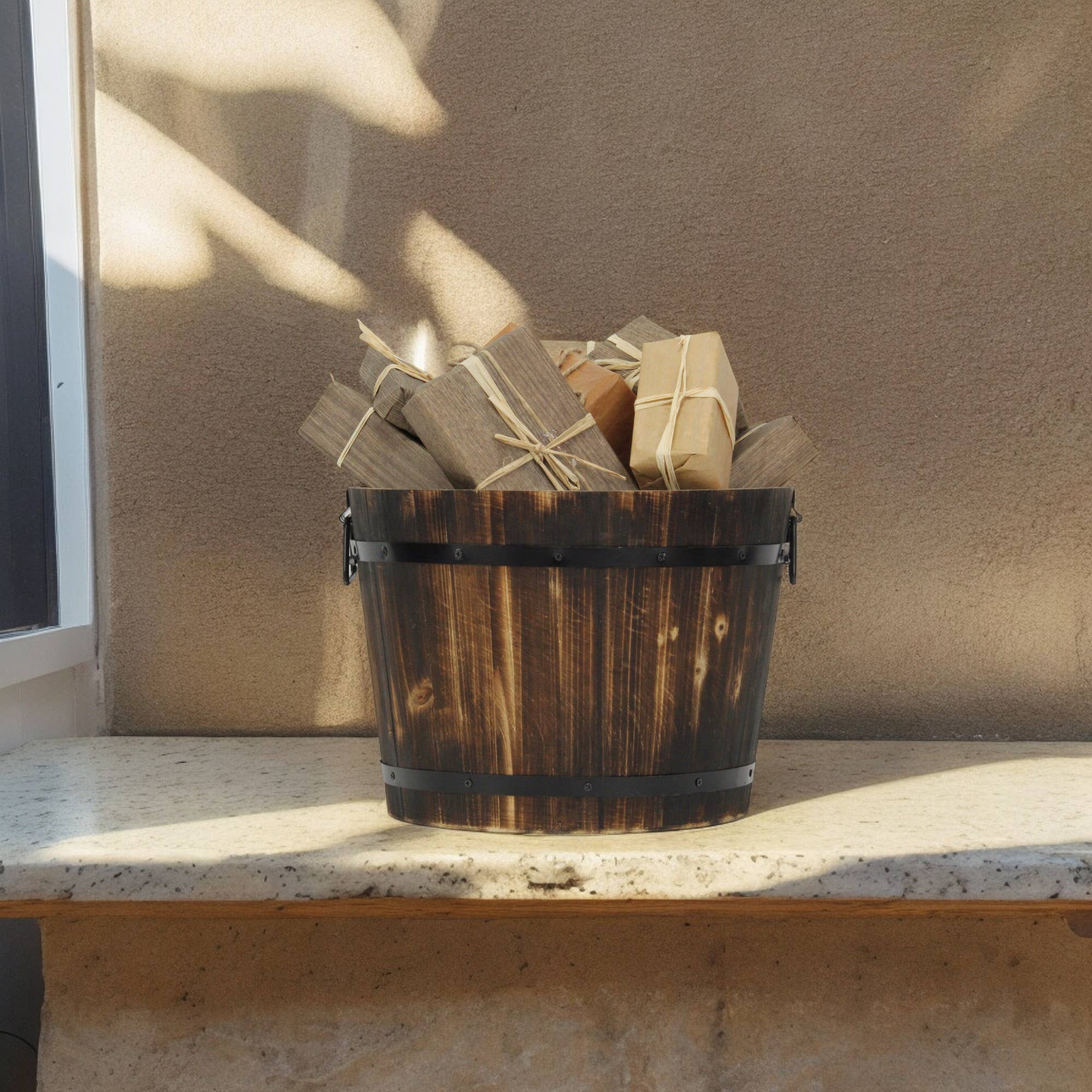 Cheungs Home Decor - Vente Pot - Seau décoratif en bois marron foncé Mariva avec accents et poignées en métal11