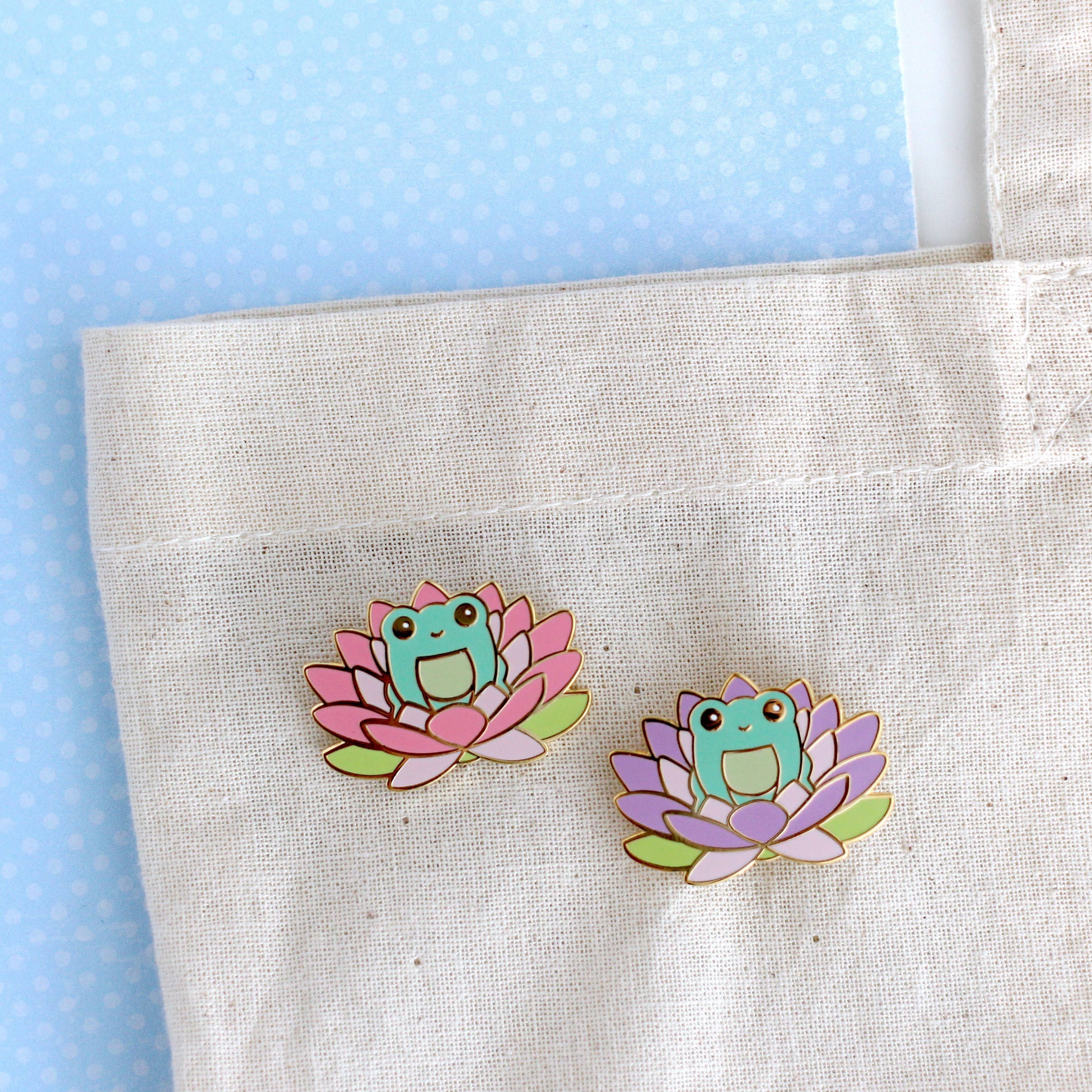 Wild Whimsy Woolies - Vente Épinglettes/boutons - Épinglette en émail fleur de lotus rose. Épinglette Woodland Animal2