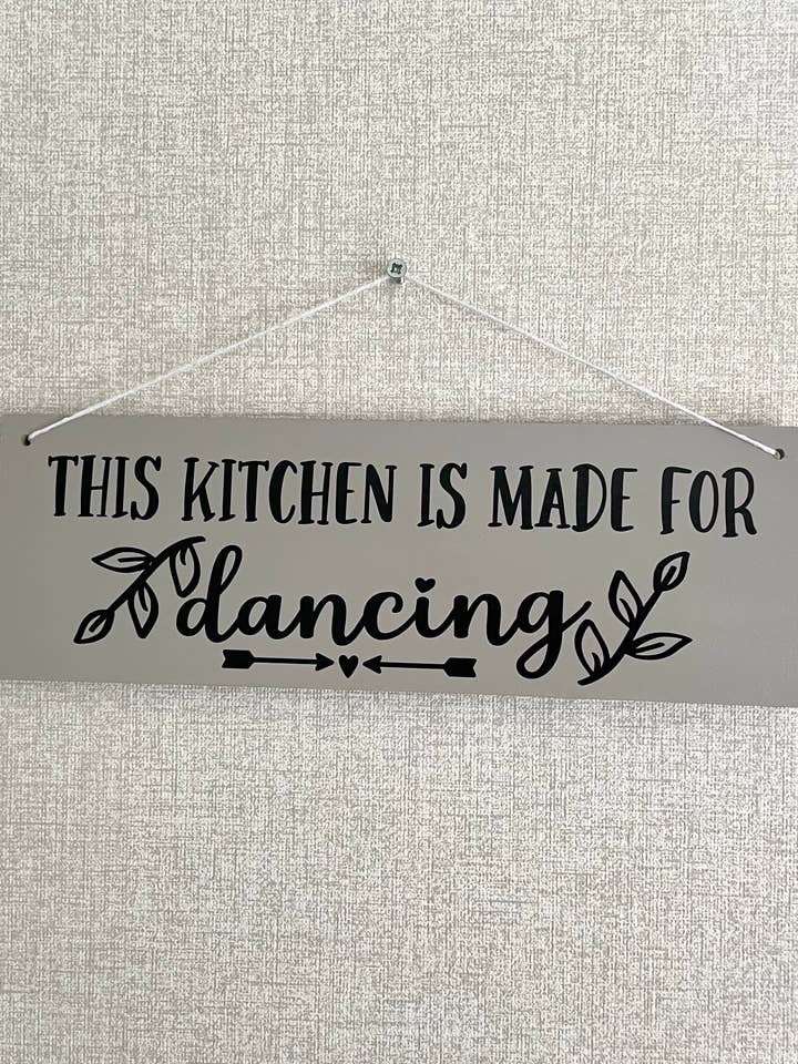 Questa targa in legno «La cucina è fatta per ballare» per la vendita all'ingrosso da parte di Ted @ Bea