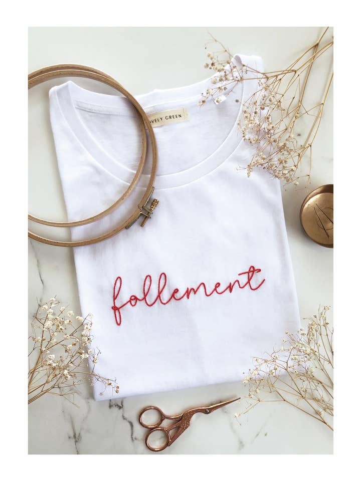 T-shirt MADLY in cotone biologico bianco ricamata a mano per la vendita all'ingrosso da parte di Lovely Green