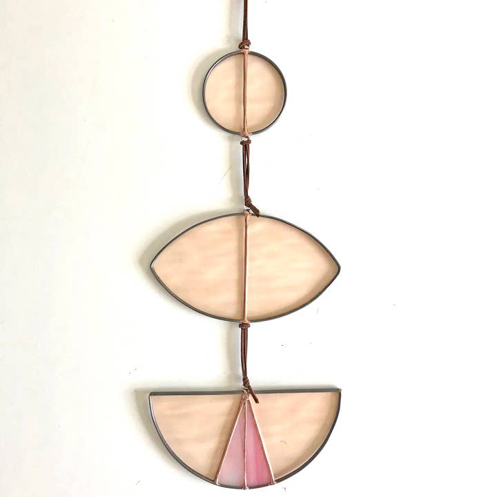 Mobile in vetro colorato con fasi lunari, pesca con raggi rosa. per la vendita all'ingrosso da parte di Colin Adrian Glass