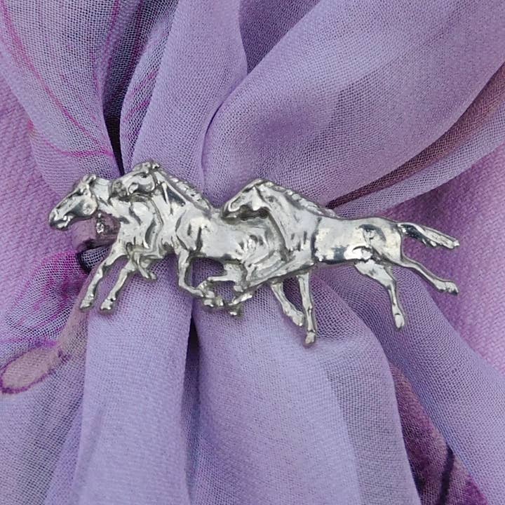 Argola para Lenço de Estanho com 3 Cavalos Galopando - Fundida Manualmente por William Stu por atacado de William Sturt Fine Pewter
