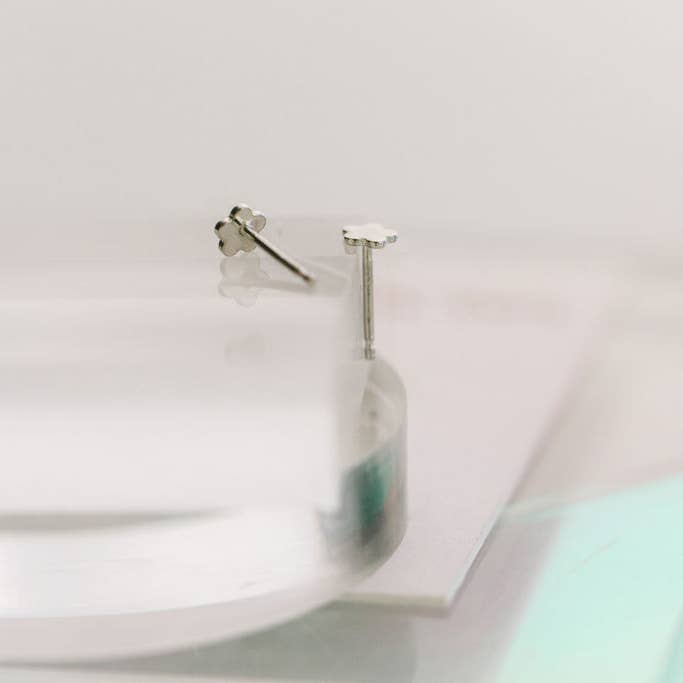 Brincos de flor em prata por atacado de The Land of Salt