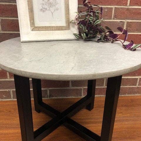 Mesa de metal hecha a medida con superficie de hormigón texturizado de 24 «de diámetro - Varios colores disponibles - Uso en interiores o exteriores para venta al por mayor de Concrete Resurrection Studios