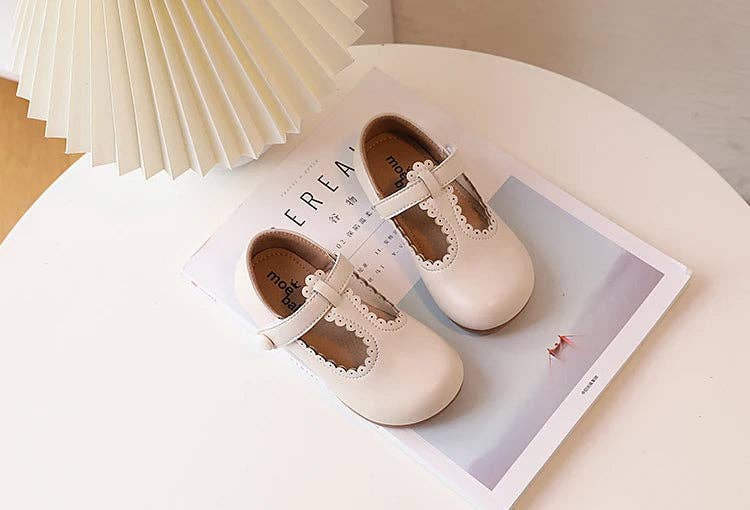 KiddieKickz - Vendita all'ingrosso Ballerine/mocassini - Bambini - Ballerine in pelle con cinturino a T per bambine: scarpe eleganti dal tocco retrò11