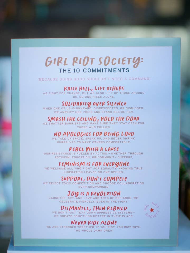 Stampa d'Arte degli Impegni della Società delle Ragazze Ribelli per la vendita all'ingrosso da parte di Girl Riot Society by Mosaic Makers Co