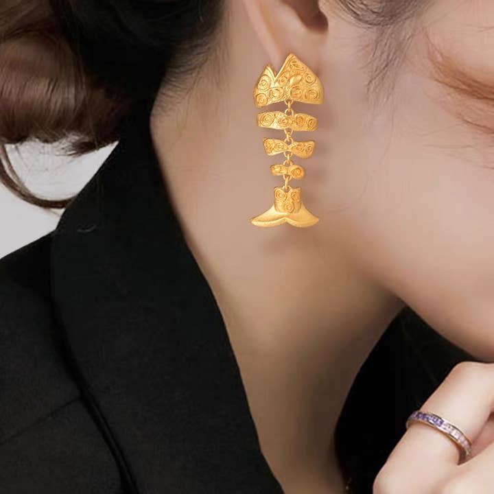 LanLivia - Venta al por mayor Pendientes colgantes - Pendientes de espina de pescado gruesa chapados en oro: pieza llamativa de inspiración vintage