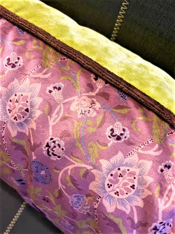 Cuscino in velluto "Dahlia" per la vendita all'ingrosso da parte di Stamen Studio srl