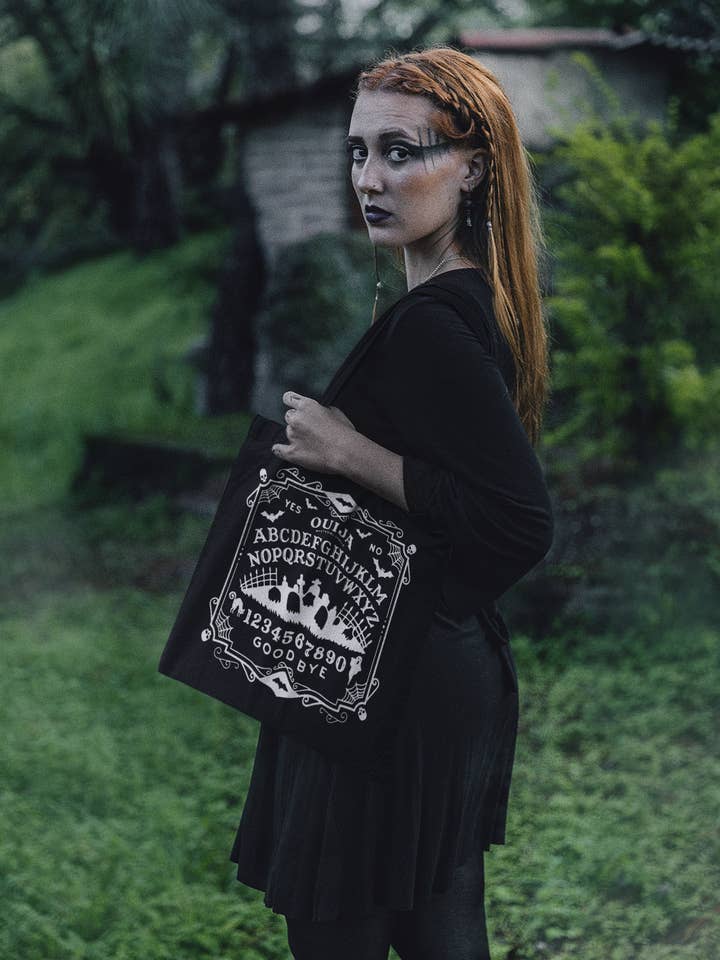 Sac Tote métaphysique noir Ouija avec design sorcière et cimetière pour la vente par Wickedly Divine Shop