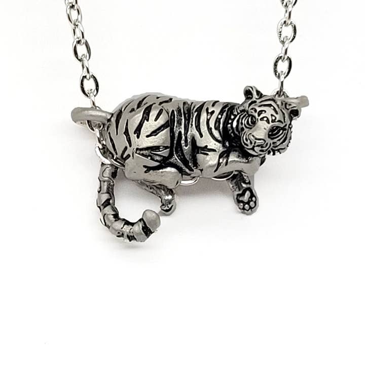 The Sparkling Pebble – wholesale Hänge-/berlockhalsband – Tiger hänge i silverpläterad tenn3